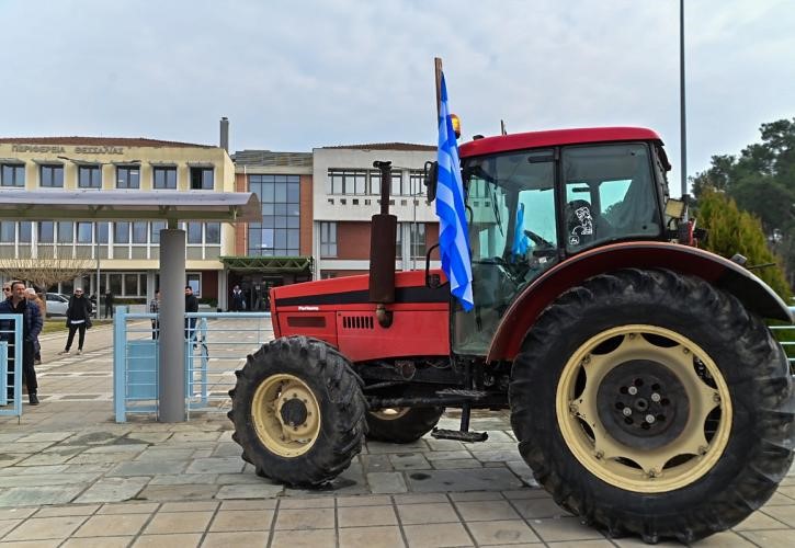 Κινητοποίηση αγροτών στο κτήριο της Περιφέρειας 